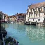acheter-louer ville d'Annecy cours d'eau passants terrasses de restaurants ciel bleu