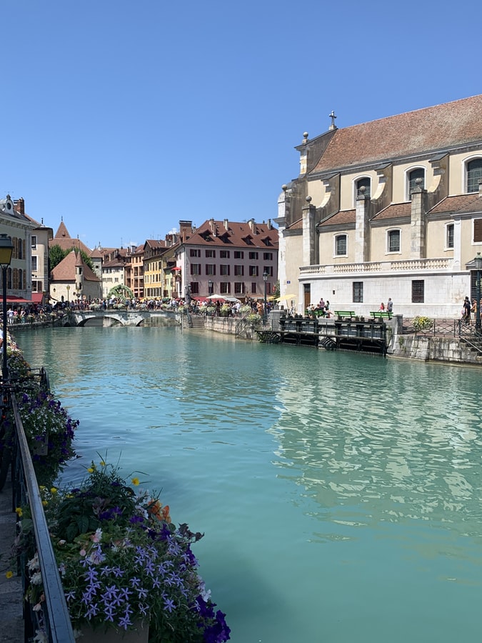 acheter-louer ville d'Annecy cours d'eau passants terrasses de restaurants ciel bleu