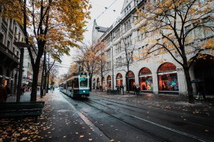 habiter en france et travailler en suisse tramway rue