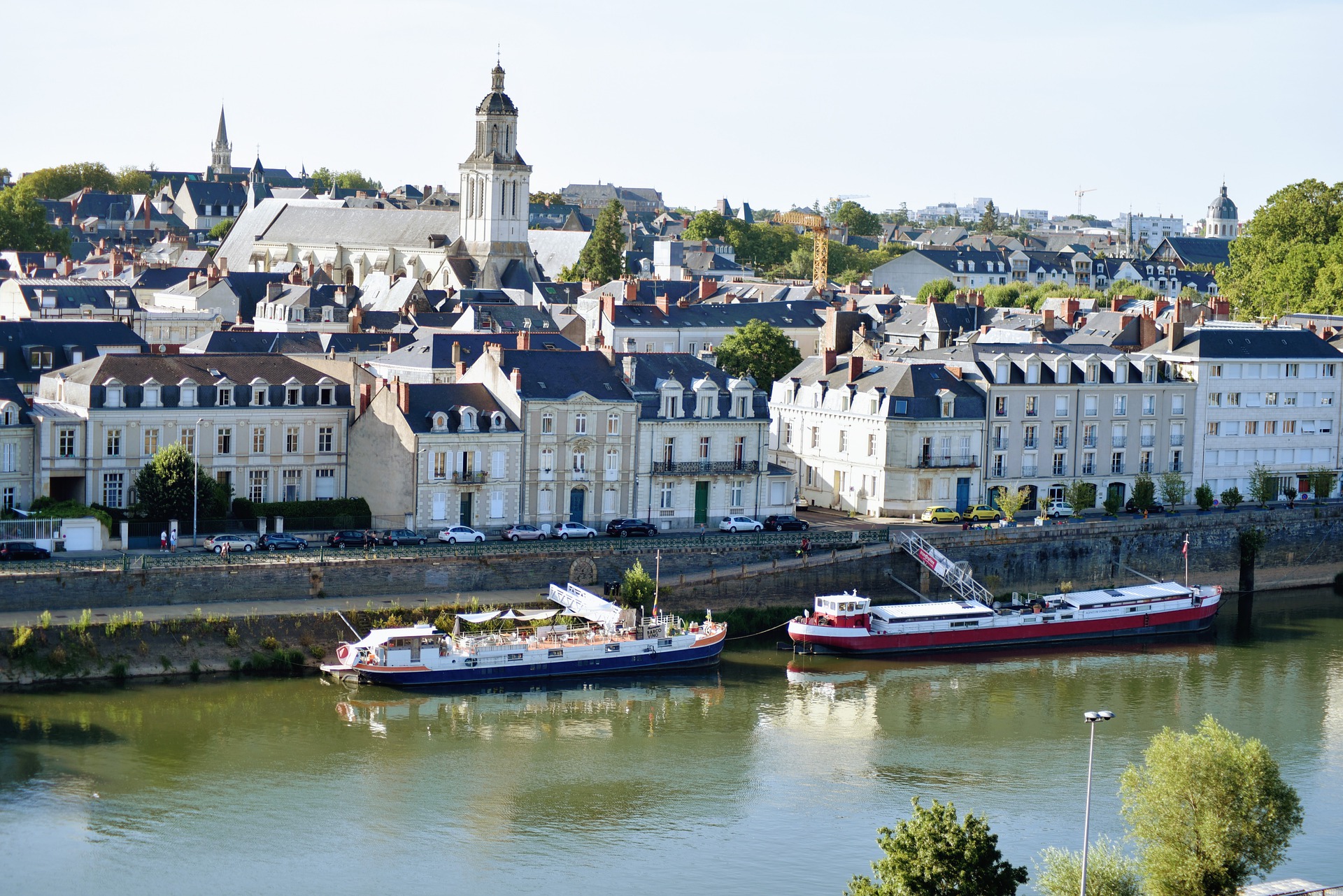 investissement immobilier colocation- vue d'une ville de France fleuve bateaux