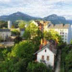programme neuf chambery- vue de la ville de chambery montagnes verdure toits