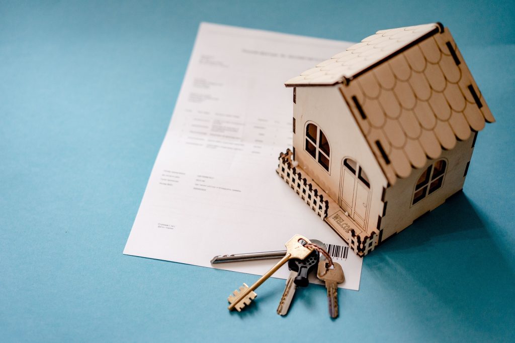 mandat de vente immobilier-maquette de maison et trousseau de clés
