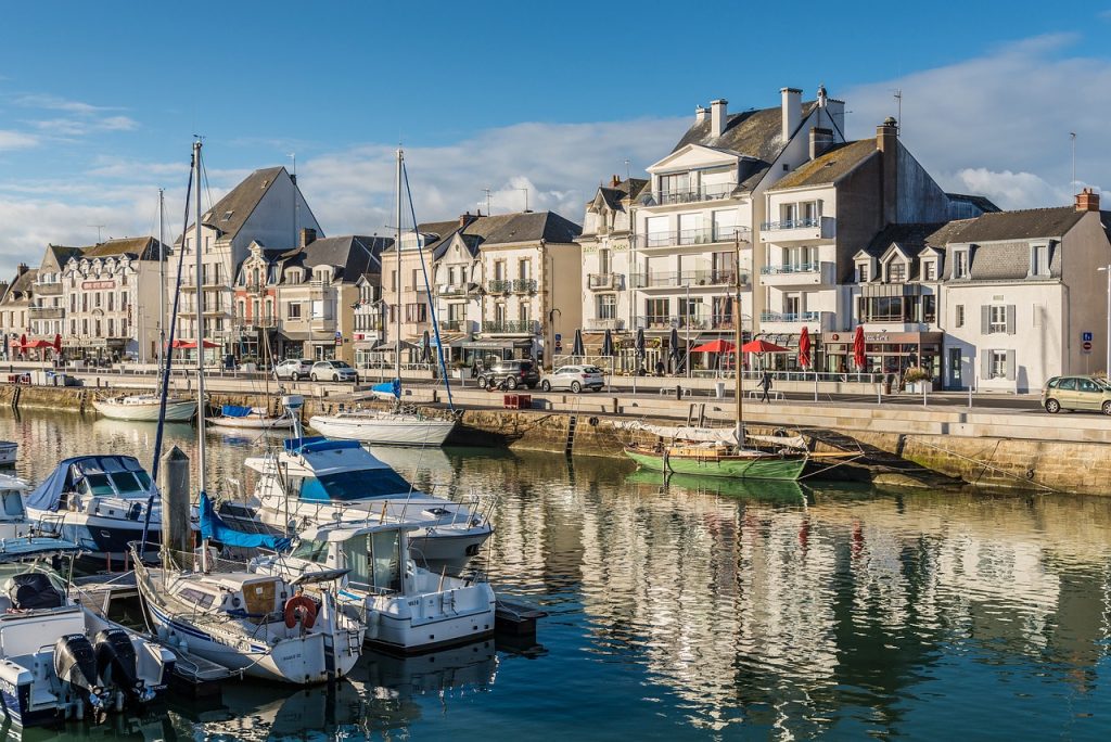 investissement immobilier pour expatrié-vue d'une ville de France-port de plaisance