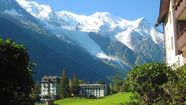 immobilier sallanches-immeubles de montagnes vu sur le mont-blanc