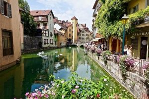 investir en france depuis la suisse-vue de la ville d'Annecy