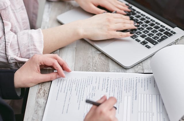 changer d assurance emprunteur-signature de document-ordinateur portable