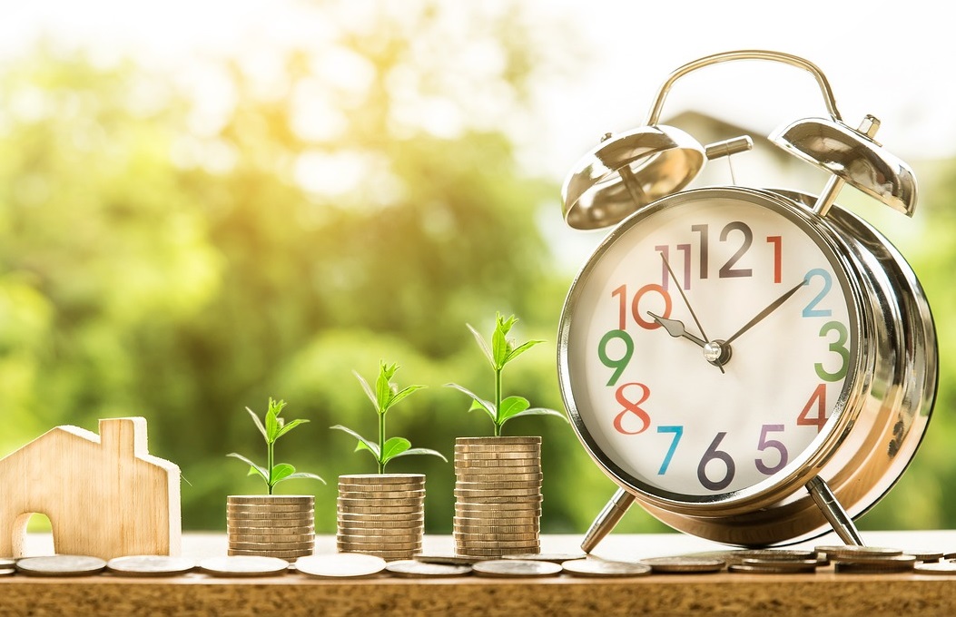 acheter pour louer-pieces de monnaie empilées-horloge